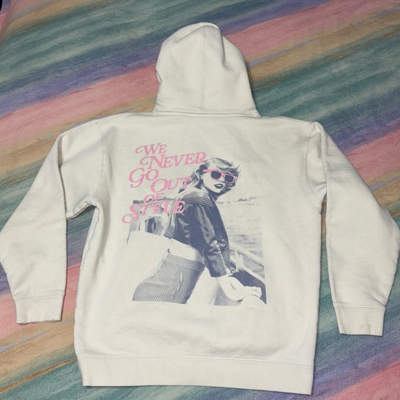 Taylor Swift 1989 Hoodie size Large We Never Go Out of Style - Picture 3 of 7